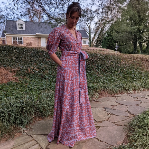 Kleid Dresses & Skirts - Women’s Rust Floral Maxi Dress with Tie Waist